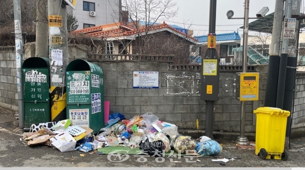도로변에 불법투기 된 생활폐기물들  (사진=천안시 제공)