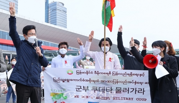 허태정 대전시장은 7일 오후 미얀마 민주화운동 집회현장인 대전역 서광장을 방문하여 참가자들을 격려하고 지지 의사를 밝혔다.(사진=대전시 제공)
