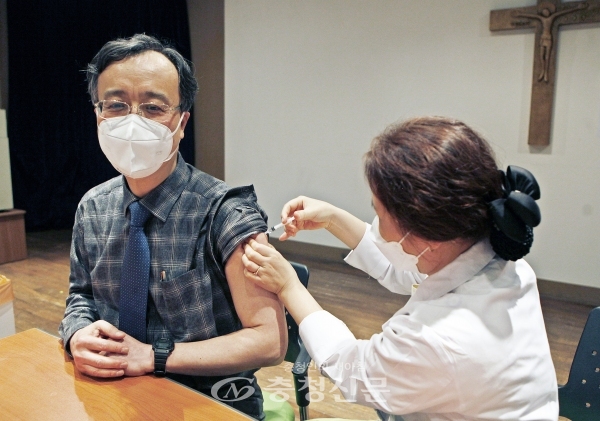 코로나 백신을 맞는 이동수 의무원장.(사진=대전성모병원 제공)