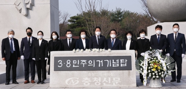 대전 서구의회는 8일 3·8민주의거기념일을 맞아 둔지미공원 내 3·8민주의거기념탑을 방문하여 헌화 및 참배했다.(사진=서구의회 제공)