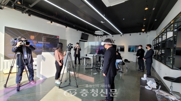 충남 VR·AR제작거점센터 ‘XR EVENT STUDIO’ 시연 모습(사진=아산시 제공)