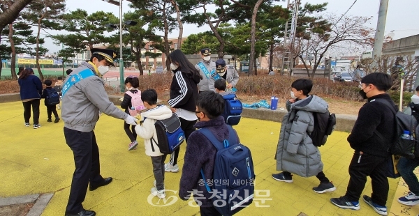 대전 동부경찰서는 9일 성남초등학교를 방문, 어린이 통학로 교통안전 홍보 및 안전사고 예방 활동을 펼쳤다.