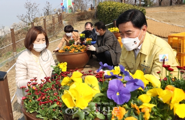 15일 대전 동구 대동하늘공원에서 황인호 청장(오른쪽 첫 번째)을 비롯한 명예구청장과 직원들이 새봄을 맞아 봄꽃을 식재했다. (사진=동구 제공)