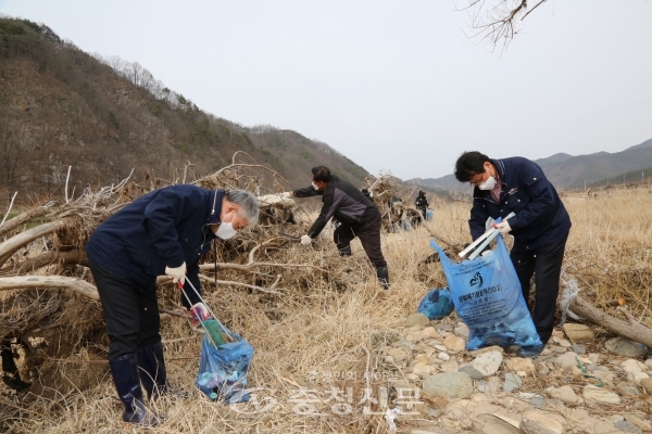 수통리 일원 집중호우 방치 쓰레기 수거 모습 (사진=금산군 제공)