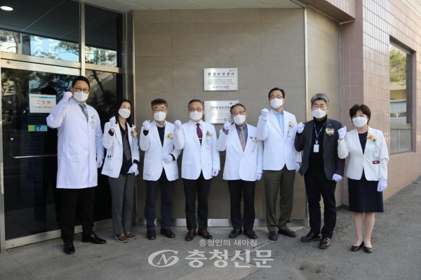 이문수 병원장과 병원 임직원들이 현판식 후 단체사진 촬영하고 있다(사진=순천향대학천안병원 제공)