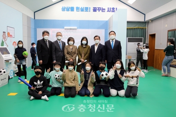 서천군은 지난 17일 시초초등학교애서 기상현실(VR) 스포츠교실 시연회를 가졌다. (사진=서천군 제공)