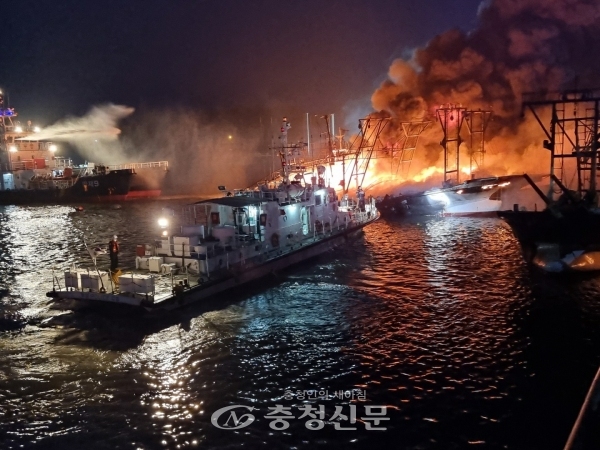 23일 새벽 3시 30분 태안 신진도항에서 발생한 어선 화재 모습(사진=김정식기자)