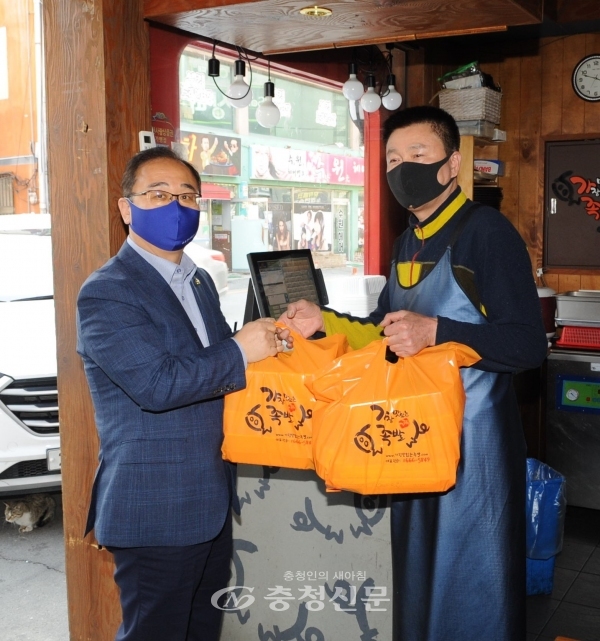 진천군의회 김성우 의장은 소비촉진 운동을 실천하기 위해 퇴근길 인근 식당에서 저녁식사를 위한 음식을 포장해갔다. (사진=진천군의회 제공)