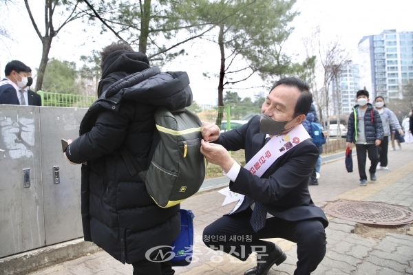 박상돈 천안시장이 24일 서당초등학교 앞에서 코로나19 방역수칙 이행 캠페인을 펼치고 있다.  (사진=천안시 제공)