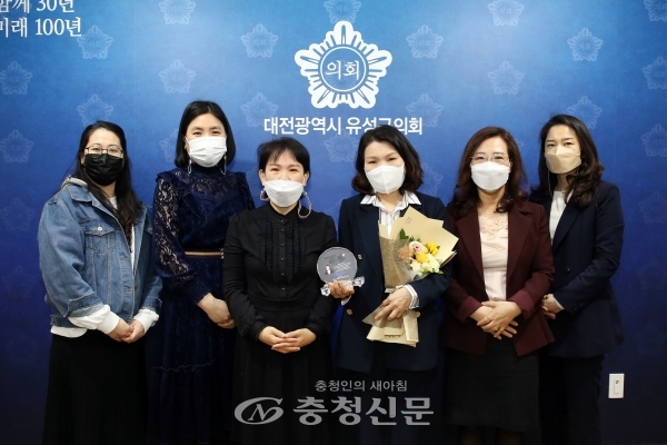 대전 유성구의회 이금선 의장이 25일 접견실에서 유성구 민간어린이집연합회로부터 감사패를 받았다.(사진=유성구의회 제공)
