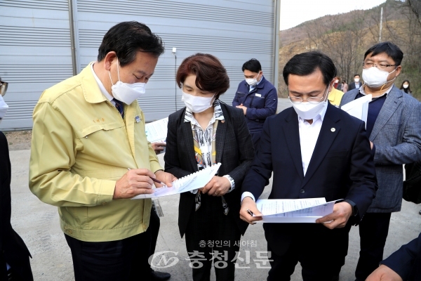 김재종 군수(왼쪽)가 한정애 환경부 장관에게 대청호 환경규제 극복을 위한 지원를 요청하고 있다. (사진=옥천군 제공)