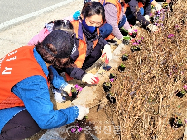 공주시 자원봉사센터가 쓰레기 불법 투기장소에 꽃밭 조성을 하고 있다.(사진= (사)공주시 자원봉사센터 제공)