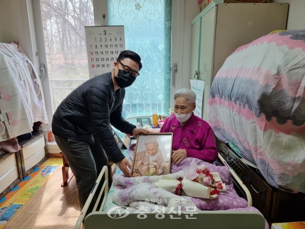 천안시 성환읍 행복키움지원단이 지난 26일 지역 내 100세 어르신의 장수를 축하했다.  (사진=천안시 제공)