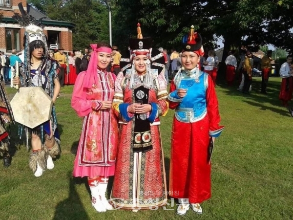 몽골 출신 오페라 가수 세라(가운데) 씨가 2013년 유럽 순회공연 중인 모습. (사진= 배재대 제공)