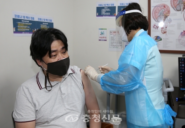 충북지역 코로나19 백신 첫접종 모습 (사진=충북도 제공)