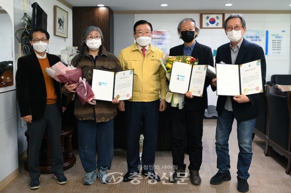 홍성군이 지난 31일 지역의 문화예술 및 창작활동 발전에 기여한 고암이응노생가기념관 유공자 3명에게 명예 군민증을 전달했다. (사진=홍성군 제공)