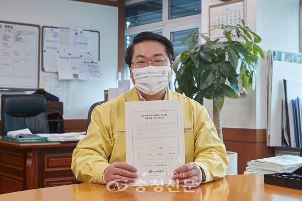 오세현 시장이 백신접종 내역 확인서를 보이고 있다. (사진=아산시 제공)