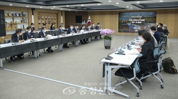 박재현 한국수자원공사 사장(왼쪽 가운데)과 사회적가치 위원회 위원들이 지난 1일 대전 본사에서 '2021년 제1회 사회적가치 위원회'를 진행하고 있다. (사진=한국수자원공사 제공)