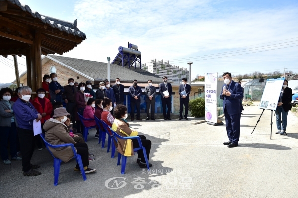 이상천 제천시장(오른쪽)이 봉양읍 행정복지센터 현장 콘서트에서 관내 사업 등을 설명하고 있다. (사진=제천시 제공)