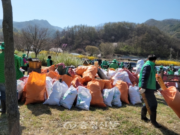 제천시 새마을회 회원들이 청풍호 일원 환경정화 활동에서 20여 톤의 쓰레기를 수거했다. (사진=제천시 제공)