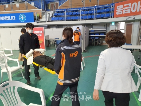 예산군이 6일 윤봉길체육관에서 백신접종 모의훈련을 하고 있다.(사진=예산군 제공)