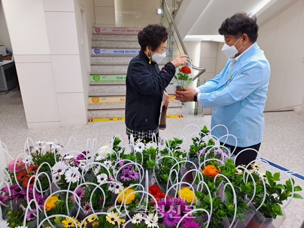 한국건강관리협회 대전충남지부는 5일 식목일을 맞이하여 협회를 찾아주신 내원고객에게 꽃화분 나눔행사를 가졌다.(사진=건강관리협회 대전충남지부 제공)