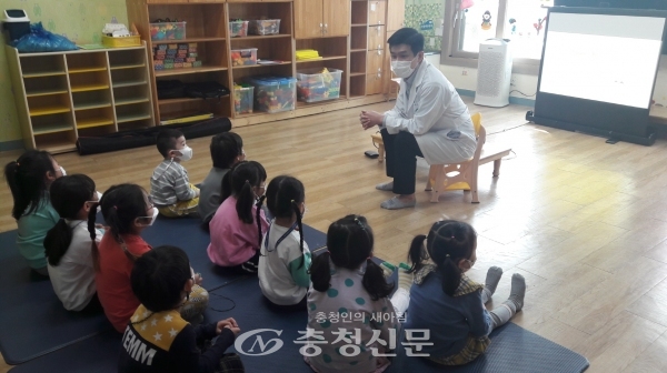 서천군보건소는 어린이를 위한 찾아가는 '아토피·천식 안심학교' 교육을 운영한다. (사진=군보건소 제공)
