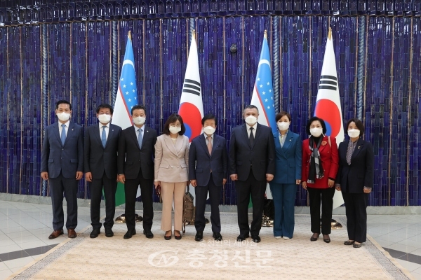 우즈베키스탄을 방문 중인 박병석 국회의장은 6일(현지시간) 상·하원 의회 지도부를 만나 기념촬영을 하고 있다. (사진 국회의장실 제공)