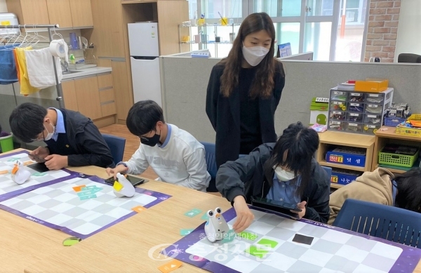 대전 고등학생들이 배재대 AI·SW중심대학사업단이 운영하는 코딩교육을 받고 있다.(사진=배재대 제공)