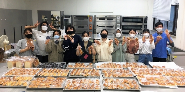 선문대학교 유학생들이 직접 만든 빵으로 지역 사회에 나눔을 실천하고 있다. (사진=선문대 제공)