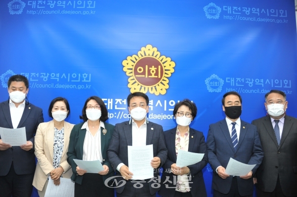 세월호 7주기를 맞아 대전시 민주당 소속 시·구의원이 15일‘시민여러분께 드리는 말씀’이라는 성명을 냈다.