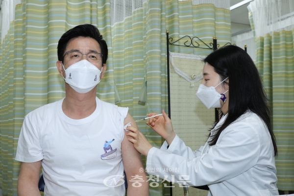 허태정 대전시장은 16일 대전 서구보건소에서 코로나19 백신 아스트라제네카 1차 예방접종을 완료했다. (사진=대전시 제공)