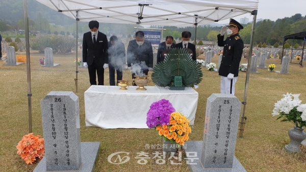 대전시의회 의장단은 16일‘세월호 참사 7주기’를 맞아 대전국립현충원에 안장된 세월호 순직교사 묘역을 참배했다.(사진=대전시의회 제공)