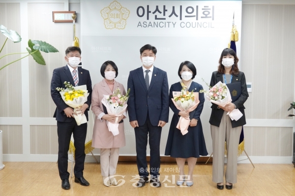 왼쪽으로부터 윤원준 의원, 이의상 의원, 황재만 의장, 조미경 의원, 김미영 의원(사진=아산시의회 제공)