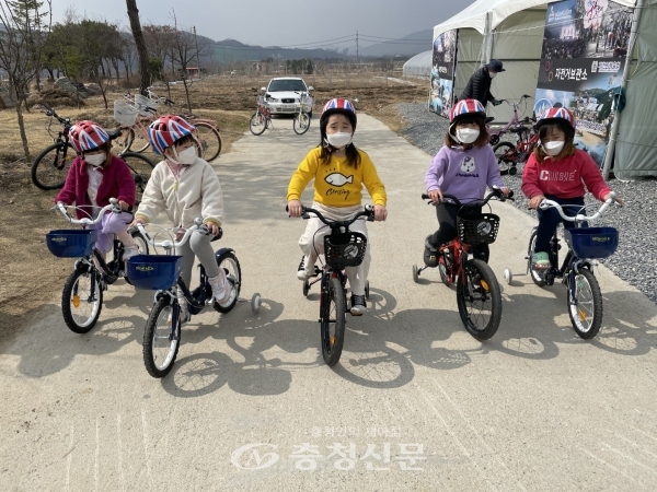 어린이들이 삼한의 초록길에서 자전거를 타고 있다. (사진=제천시 제공)