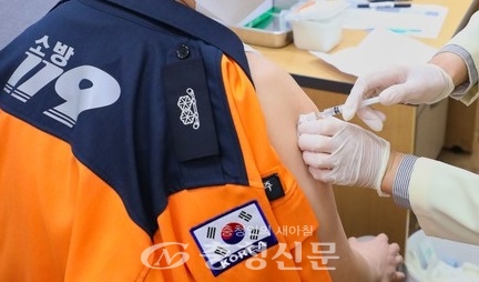 제천소방서 구급대원이 코로나 19 백신을 접종하고 있다. (사진=제천소방서 제공)
