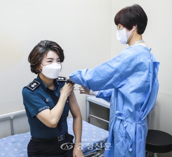 송정애 대전경찰청장은 26일 서구 소재 한 병원에서 코로나19 예방 백신을 맞았다.(사진=대전경찰청 제공)