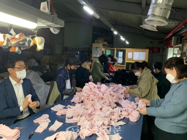 충북 북부출장소 직원들이 생산적 일손봉사를 펼치고 있다. (사진=충북 북부출장소 제공)