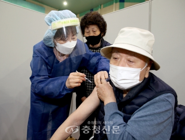 태안군이 만 75세 이상 어르신들의 코로나19 백신을 접종하고 있다.(사진=태안군 제공)