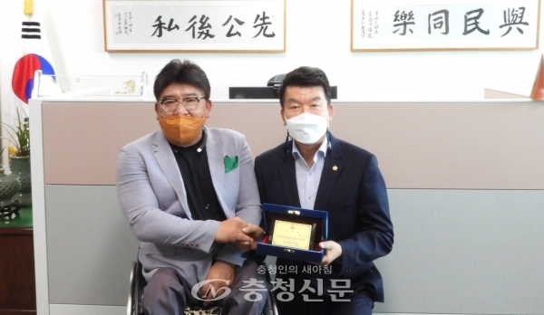 김태성 의장은 3일 의장실에서 ㈔대전지체장애인협회 대덕구지회로부터 제41회 장애인의 날을 기념하여 감사패를 수여받았다.(사진=대덕구의회 제공)