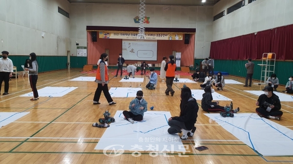 아산 선도중학교 학생들이 미래의 로봇공학자를 주제로 한 진로캠프에 참여하고 있다. (사진=충남교육청 제공)