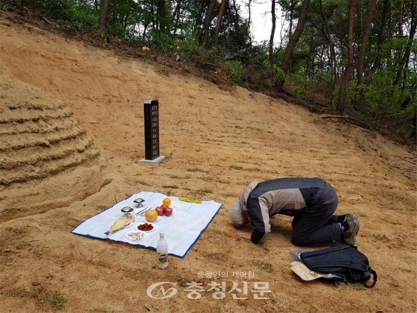 강순희 의병 묘소 성역화 사업 완료 후 인사를 하고 있다. (사진=제천시 제공)