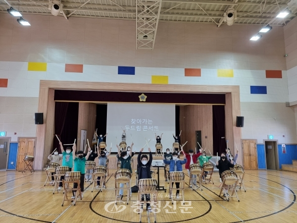 제천 화산초등학교 5학년 학생들이 난타 공연 준비에 열중하고 있다. (사진=화산초등학교 제공)