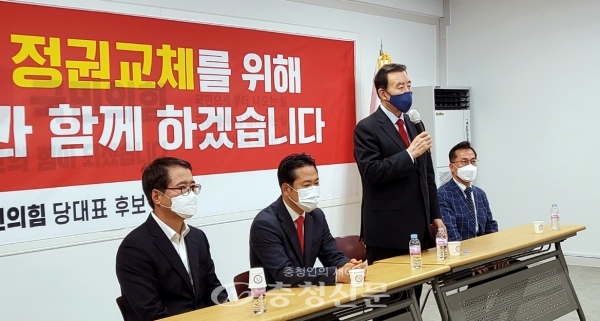 국민의힘 당 대표를 출마한 홍문표 의원이 7일 대전시당에서 대전 세종 충남 핵심당원들과 간담회를 갖고 있다.