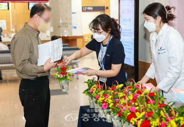 충남대학교병원 노인보건의료센터는 6일부터 7일까지 '사랑의 카네이션' 행사를 개최했다. (사진=충남대학교병원 제공)