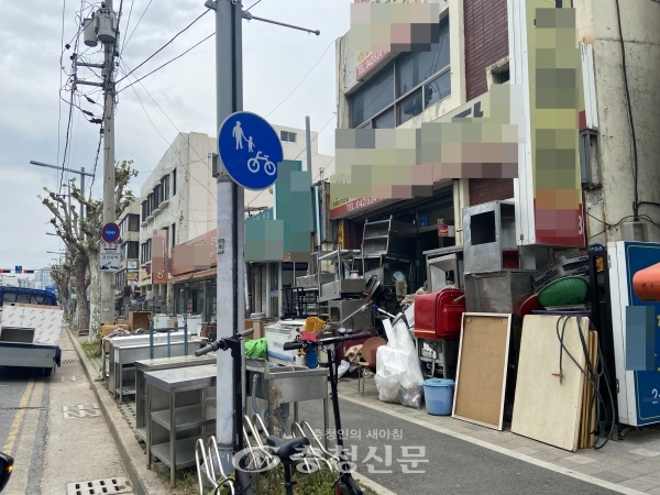 9일 사람들의 발길이 끊긴 대전 동구 원동의 중고용품 거리 한 매장에 주방중고물품이 쌓여 있다. (사진=한은혜 기자)