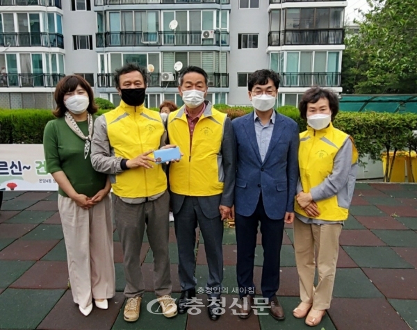 온양4동 통장협의회-행복키움추진단 후원금 전달 기념사진(사진=아산시 제공)