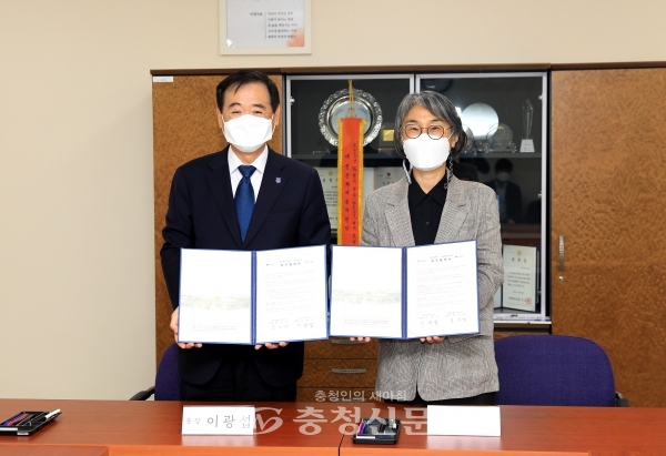 12일 대전예술의전당에서 한남대학교와 대전예술의전당 대표가 업무협약서를 들어 보이고 있다.(사진=한남대 제공)