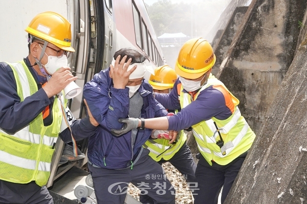 12일 한국철도 직원들이 덕암터널 인근에서 시행된 '철도 대형사고 실제훈련'에서 부상 승객을 구호해 대피하고 있다. (사진=한국철도 제공)