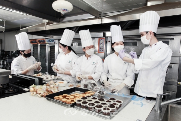대전과학기술대학교 외식조리계열 학생들이 은사를 위한 쿠키를 구워 포장하고 있다.(사진=대전과학기술대 제공)
